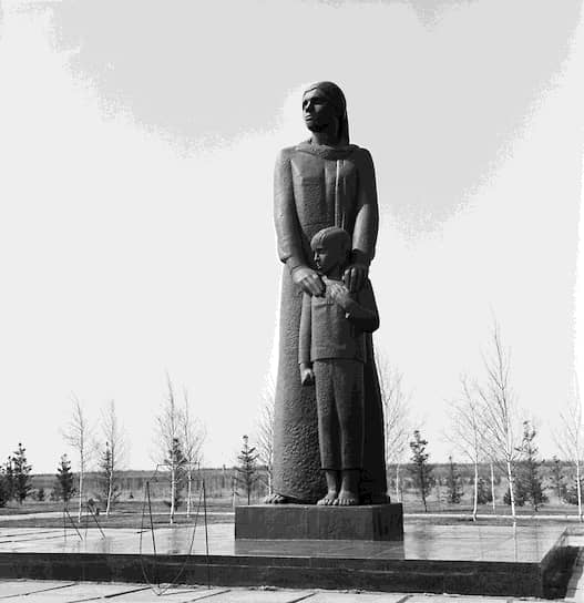 Скульптура «Скорбящая сибирячка» установлена рядом с Музеем воинской славы в Омске. Авторы памятника — скульптор Сергей Голованцев и архитектор Михаил Хахаев. Посвящен памятник Анастасии Акатьевне Ларионовой, жительнице деревни Михайловка Омской области, семь сыновей которой — Григорий, Пантелей, Прокопий, Петр, Федор, Михаил, Николай — ушли на фронт и не вернулись