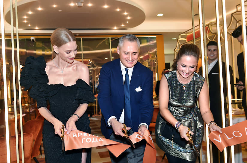 Актриса, посол Дома Bvlgari в России Светлана Ходченкова (слева) и генеральный директор Bvlgari в России Жан-Кристоф Каттин на вечеринке, приуроченной к открытию pop-up магазина Bvlgari в галерее «Времена года» 
