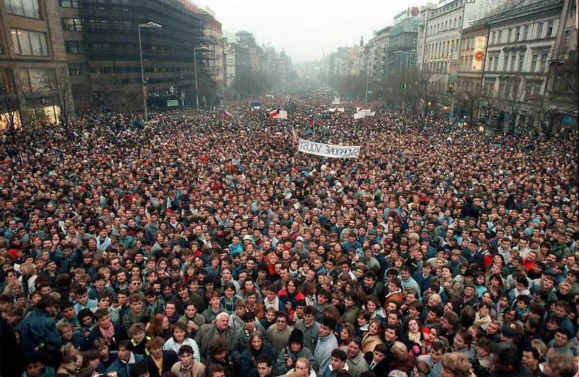 Во время «бархатной революции» 1989 года на Вацлавскую площадь выходило до 200 000 человек 