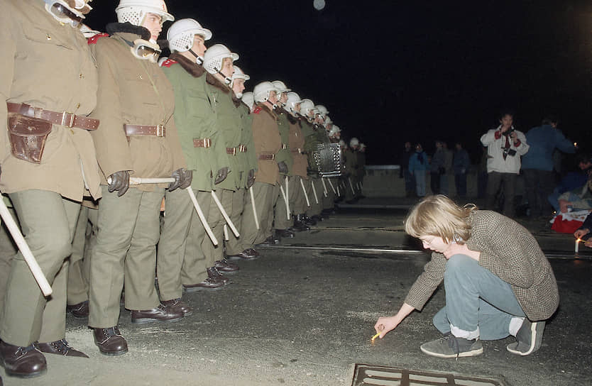 Во время массовых выступлений в ноябре 1989 года демонстранты заявляли о мирном характере протеста 