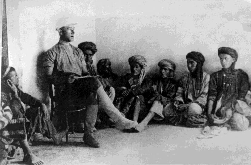 Начальник машинно-тракторной станции Даниил Комиссаров проводит политзанятие среди своих сотрудников, Арал-Тугай, 1929 год 