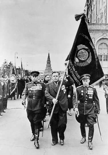 Московский градоначальник Попов (на фото — в центре) умело использовал страх высокопоставленных чиновников быть наказанными по партийной линии 