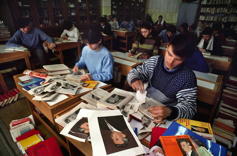 После зимних каникул 1989/90 учебного года румынские школьники начали занятия с вырывания портретов Чаушеску из учебников 