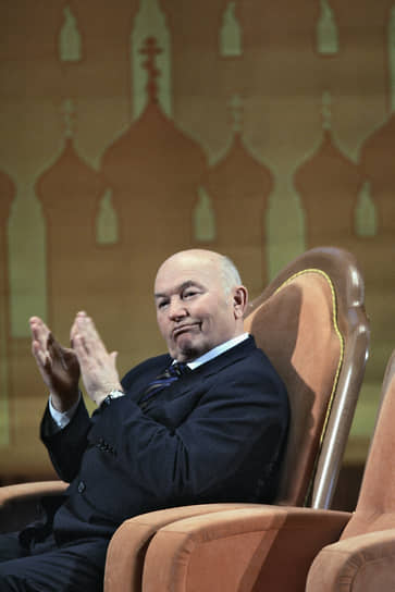 Юрий Лужков начал борьбу с парадами сексуальных меньшинств («Международное движение ЛГБТ» признано экстремистским и запрещено в РФ) в Москве, неизменно отказывая в их проведении. В том же году разгорелся первый громкий скандал с выселением жителей из их частных домов судебными приставами — в микрорайоне Южное Бутово. Издано распоряжение о сносе ГЦКЗ «Россия». Крупнейшие корпорации и банки страны начали заявлять о намерении переноса своих головных офисов (и как следствие — налоговых отчислений) из Москвы в Санкт-Петербург