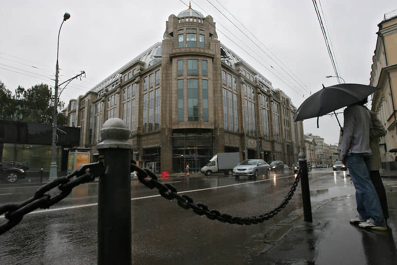    Построен в 2008 году на месте прежнего здания на Воздвиженке. Девелопером выступала группа АСТ Тельмана Исмаилова. При создании проекта художественную ценность фасадов и интерьеров старого здания не учитывали. Новое здание, в которое было инвестировано $140 млн, сильно отличалось от исторического 
