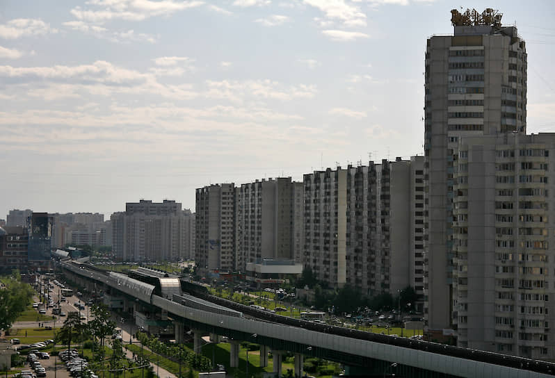    В 1995 году получил статус района Москвы. В 2001 году на территории Бутово началась комплексная застройка, одна из первых в столице. В 2003 году начала работу Бутовская линия метро. В 2005-м жители района подали в суд на Метрострой — линия пролегла слишком близко к жилым домам, сильно повысив уровень шума 