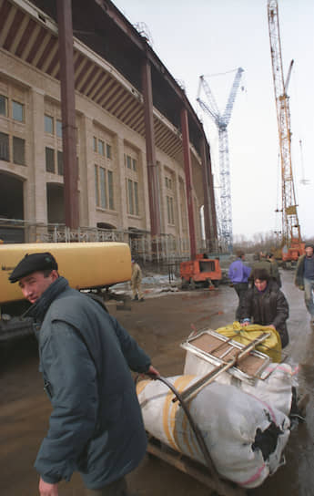   Реконструкция стадиона проходила в 1996-1997 годах. Была сооружена стационарная крыша, отремонтированы трибуны и их покрытие, заменено покрытие бегового поля и зоны за футбольным полем, установлены экраны, новые пластиковые сидения, а их количество уменьшено до 80 тыс. Одним из главных подрядчиков была компания «Интеко» 