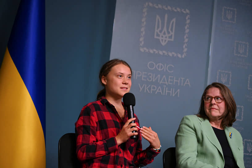 В июне 2023 года Грета Тунберг посетила Киев и встретилась с президентом Украины Владимиром Зеленским. Основной темой разговора стали экологические последствия разрушения Каховской ГЭС. В октябре того же года Тунберг высказалась за прекращение огня по гражданским объектам в секторе Газа. После этого представители Министерства образования Израиля заявили, что уберут любые упоминания экоактивистки из школьной программы 