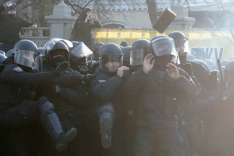 Полиция и бойцы Нацгвардии взяли здание под усиленную охрану. Однако митингующие, среди которых самыми активными были представители партии «Национальный корпус», попытались прорвать кордон 