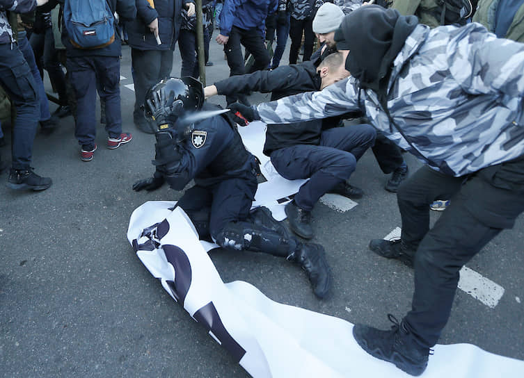 Протестующие использовали против силовиков слезоточивый газ 