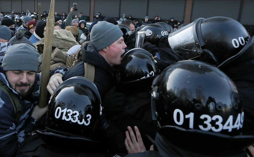 Часть активистов пыталась убежать, их догнали представители Нацгвардии, повалили на землю и стали избивать дубинками 