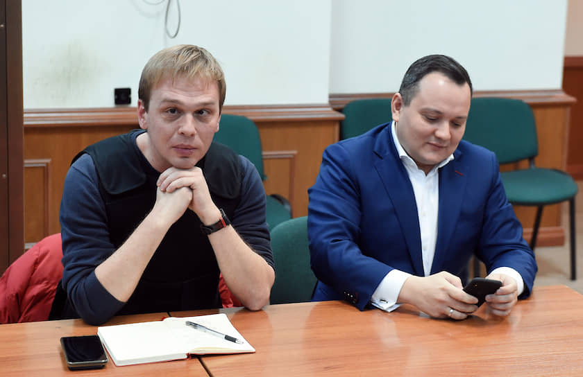 Журналист Иван Голунов (слева) и его адвокат Сергей Бадамшин 
