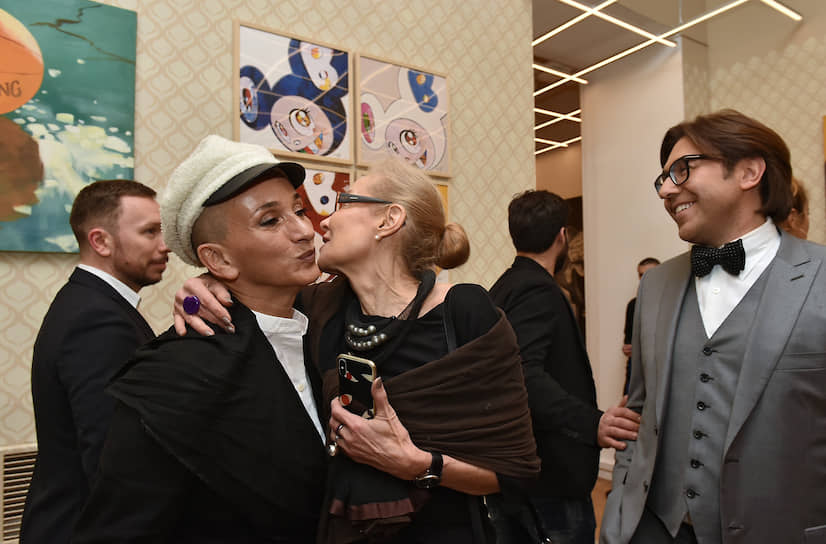 Слева направо: художница Айдан Салахова, директор Мультимедиа Арт Музея Ольга Свиблова и телеведущий Андрей Малахов на выставке «ММОМА 99/19», приуроченной к 20-летию Московского музея современного искусства