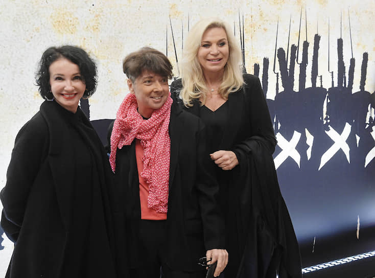 Слева направо: хореограф Алла Сигалова, модельер Валентин Юдашкин и его супруга Марина на премьере фильма «Союз спасения» в кинотеатре «Каро 11 Октябрь»