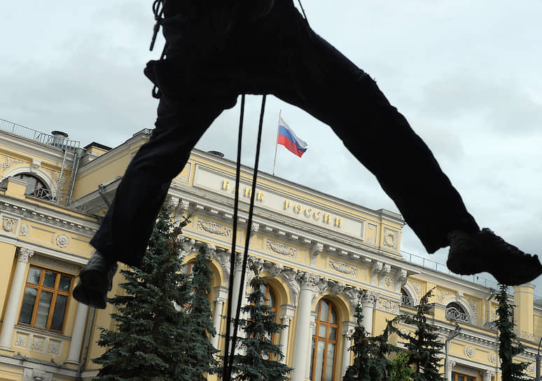 25 октября   Поводом послужило более быстрое, чем ожидалось регулятором, замедление инфляции. Впрочем, инфляция к этому времени составила 3,8%.  