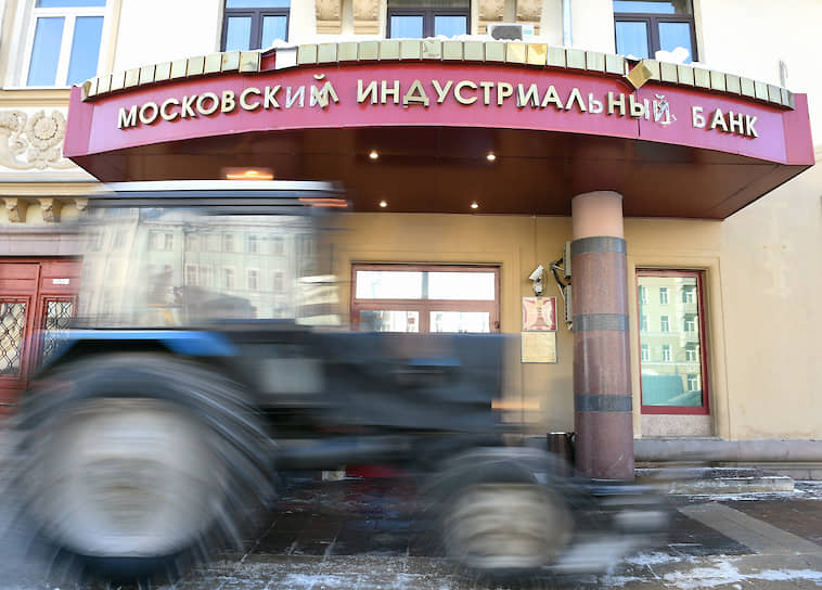 22 января   Объем вкладов физлиц в нем составлял 190 млрд руб. В июле ЦБ пришлось вложить в капитал санируемого банка 128,7 млрд руб., однако его депозитная база была сохранена 