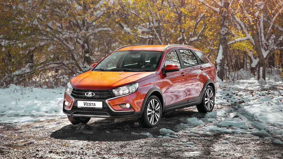 Несмотря на то, что Lada Vesta уже не первый год присутствует на российском рынке, в 2019-м модель впервые получила автоматическую трансмиссию. И пусть речь идёт не о классическом "автомате", а о вариаторе, всё равно новая двухпедальная версия стала существенным шагом вперёд по сравнению с предыдущей версией с "роботом" AMT. Кроме вариатора Jatco отечественная модель заодно обзавелась и новым двигателем альянса Renault-Nissan.