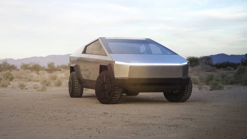 Tesla Cybertruck – не существующий пока в реальности бронеэлектромобиль, успевший заполонить все СМИ и социальные сети. Tesla со своим прототипом футуристичного и вызывающе дерзкого пикапа буквально взорвала информационное поле при том, что серийные экземпляры новинки появятся даже не в 2020 году.