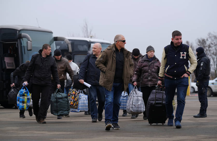Пленные выходят из автобусов
