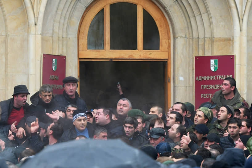 В ходе акции была предпринята попытка взять штурмом здание администрации президента республики