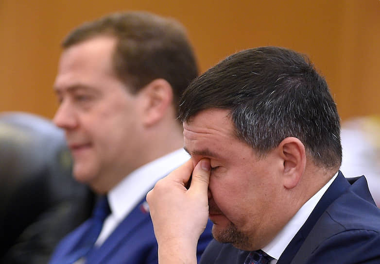 Премьер Дмитрий Медведев и вице-премьер Максим Акимов (справа) на переговорах в Китае 