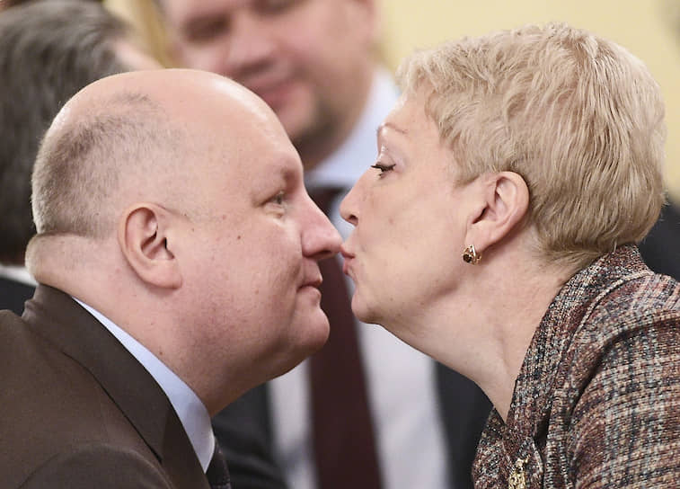 Министр России по делам Северного Кавказа Сергей Чеботарев и министр просвещения Ольга Васильева перед заседанием правительства  