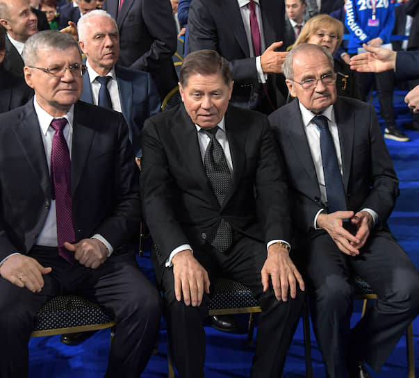 Слева направо: генпрокурор Юрий Чайка, полпред президента России в Западном федеральном округе Александр Гуцан (на заднем плане), председатель Верховного суда Вячеслав Лебедев и председатель Конституционного суда Валерий Зорькин 