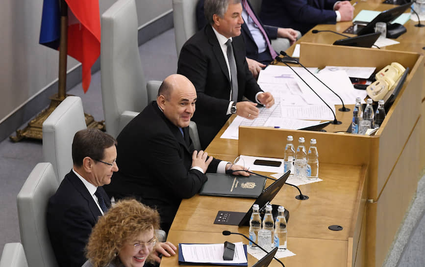 После этого он ответил на вопросы депутатов и выслушал лидеров фракций. Владимир Жириновский возмутился, что господин Мишустин отрицательно относится к его идее списания кредитных долгов гражданам. «Михаил Владимирович, вам советую: никогда не говорите отрицательно — "не буду", "не пройдет", "не получится". Наоборот, говорите: "получится", "будем думать", "создадим комиссию"! Вы же как врач. Вся страна больная, а вы говорите: может быть, вылечим»,— кричал лидер ЛДПР с трибуны 