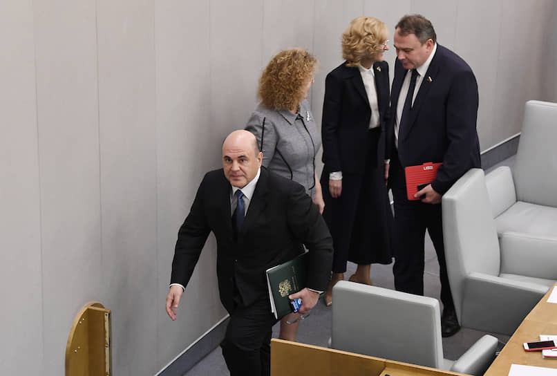 После голосования президент Владимир Путин подписал указ о назначении Михаила Мишустина на пост председателя правительства   Слева направо: Михаил Мишустин, вице-спикеры Госдумы Ольга Епифанова, Ирина Яровая и Петр Толстой после заседания 