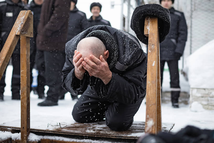 Верующие во время крещенских купаний в Исправительной колонии-18