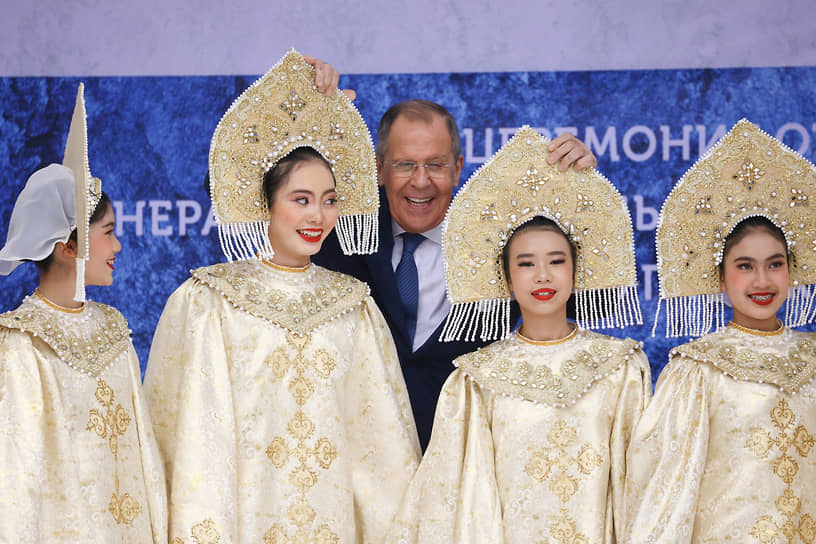 «Глобальная многополярность должна опираться не на жесткое соотношение сил, а на выверенный баланс интересов»  На фото: на открытии генконсульства РФ на острове Пхукет, 2023 год 