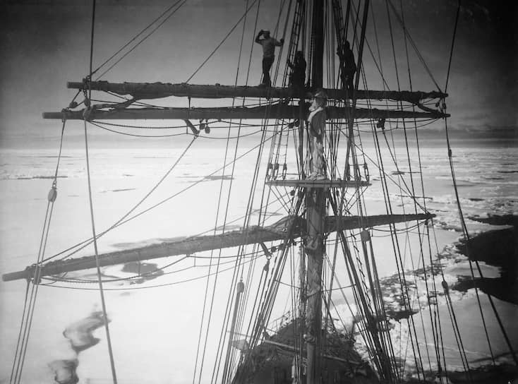 17 января 1912 года во время второй экспедиции (1912—1913) Скотт достиг Южного полюса, обнаружив, что его на несколько недель опередила норвежская экспедиция Руаля Амундсена. Роберт Скотт и его товарищи погибли на обратном пути от холода и физического истощения 