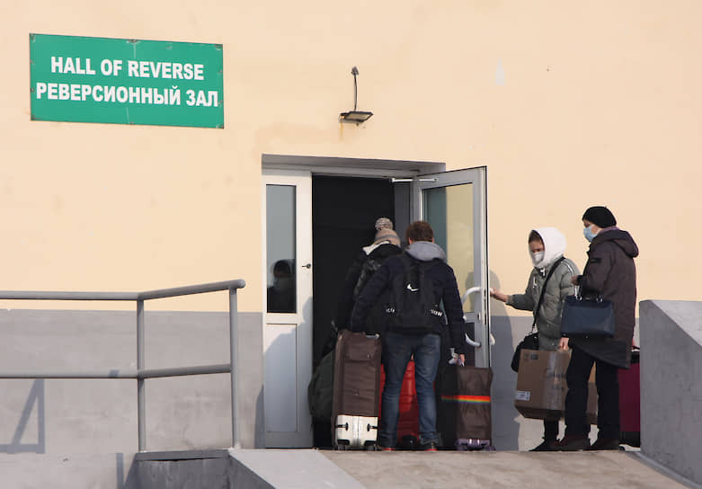 У многих из тех, кто воспользовался временным «окном» на границе, родной дом и рабочее место находятся на противоположных берегах Амура. Китайцы кормят семьи, работая в Амурской области, жители Приамурья тоже находят источники своего основного заработка в Китае 
