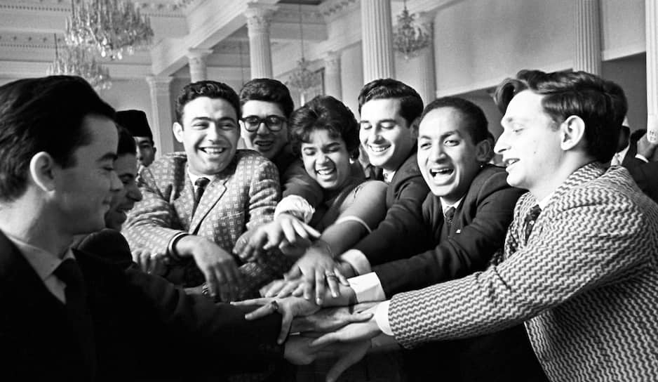 Первый выпуск состоялся в 1965 году: 228 специалистов из 47 стран мира. Сегодня в стенах РУДН обучаются представители 157 стран. За свою 60-летнюю историю университет выпустил десятки политических и общественных деятелей, занявших впоследствии высокие государственные должности в разных странах
