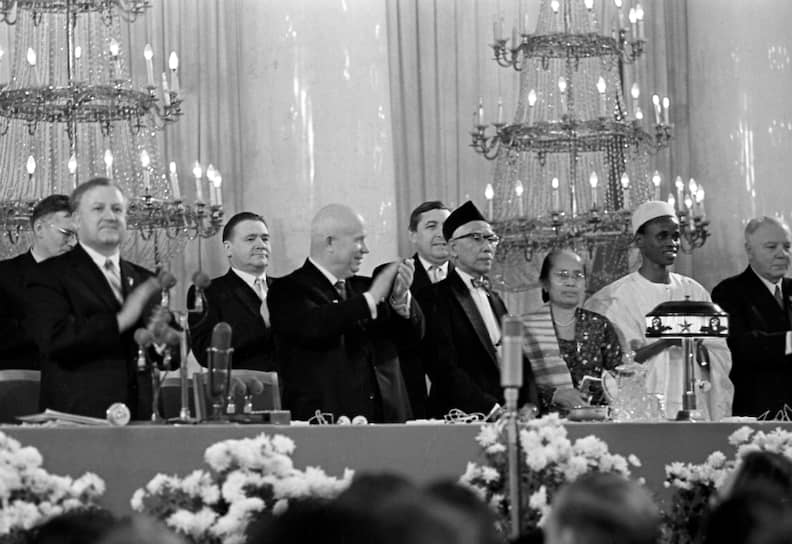 Университет дружбы народов (УДН) был основан 5 февраля 1960 года решением правительства СССР с целью оказания помощи странам, прошедшим деколонизацию на рубеже 1950-1960-х годов На фото: первый секретарь ЦК КПСС Никита Хрущев (в центре) на торжественном собрании, посвященном открытию университета