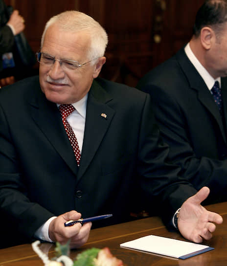 Чешский сенат проголосовал за импичмент Вацлаву Клаусу в марте 2013 года, за три дня до истечения его второго срока на президентском посту. Главу государства обвиняли в госизмене в связи с проведенной им амнистией лиц, обвиняемых в мошенничестве и финансовых махинациях, и отказом ратифицировать документы ЕС. Дело было передано в Конституционный суд, который снял все обвинения, ссылаясь на то, что Клаус уже покинул свой пост