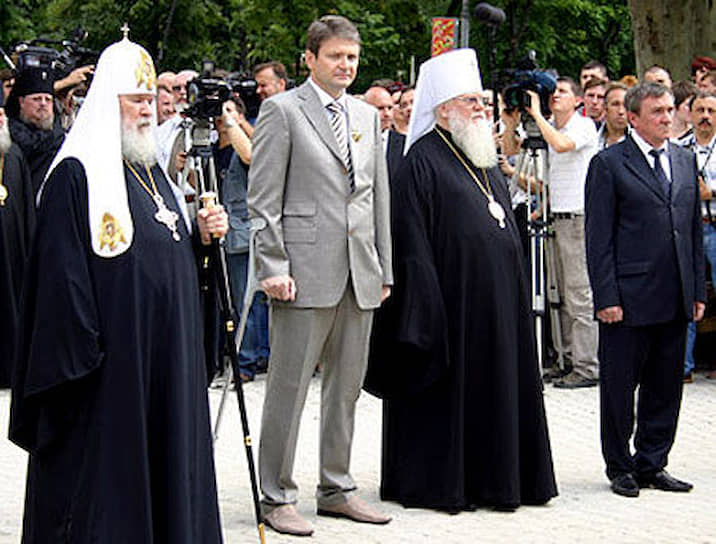 Бывший губернатор Краснодарского края Александр Ткачев (в центре)