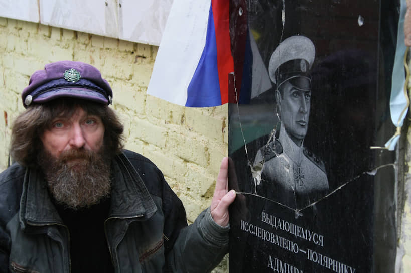 В часовне в память о погибших моряках и путешественниках, построенной путешественником Федором Конюховым (на фото) в Москве, мемориальная доска в честь Колчака также подвергалась нападению вандалов 