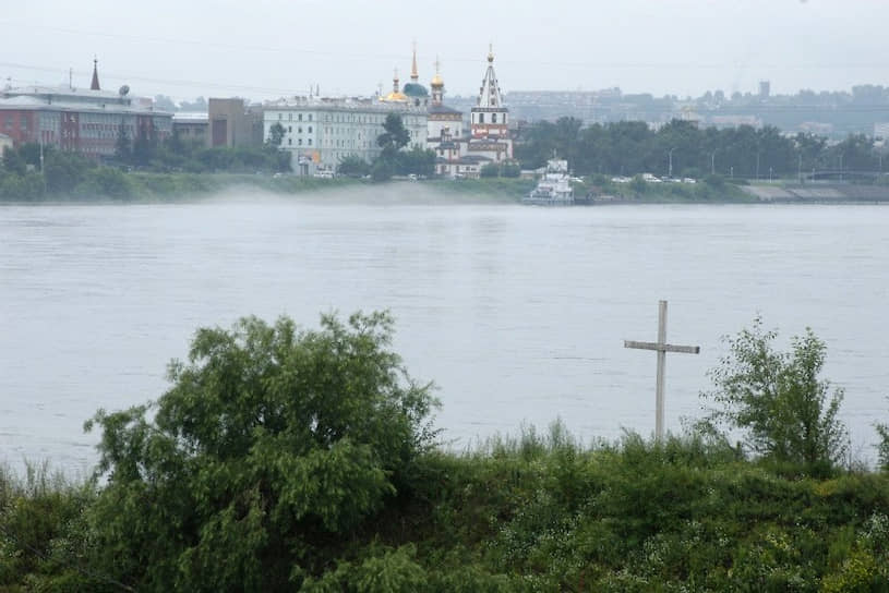 Поклонный крест в Иркутске установлен рядом с тем местом, где трупы Колчака и Пепеляева опустили в прорубь 
