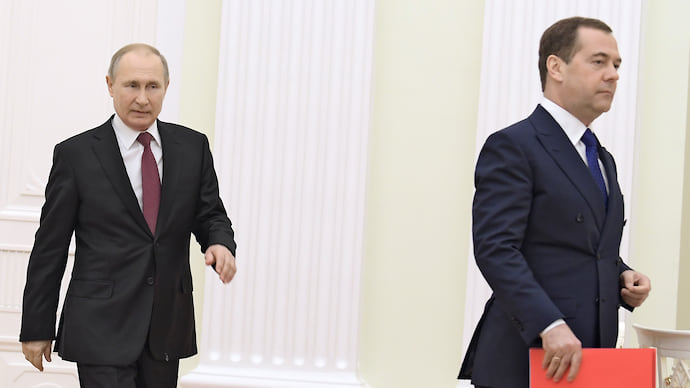 Рейтинг Дмитрия Медведева подал в отставку