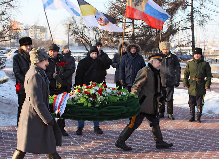 Церемония возложения венков к памятнику адмиралу Колчаку в Иркутске в день 100-летия его гибели, 7 февраля 2020 года 