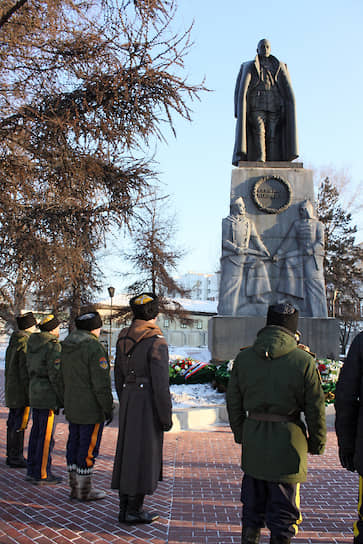 Церемония возложения венков к памятнику адмиралу Колчаку в Иркутске в день 100-летия его гибели, 7 февраля 2020 года 