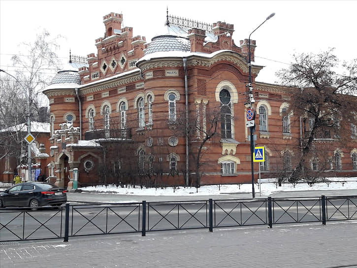 В этом здании несколько раз выступал с лекциями об исследованиях Северного Ледовитого океана гидролог и магнитолог Колчак 