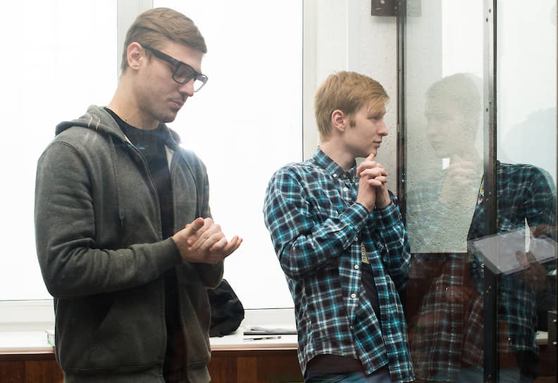 Дмитрий Пчелинцев (слева) — приговорен к 18 годам колонии строгого режима, Михаил Кульков — приговорен к 10 годам колонии строгого режима