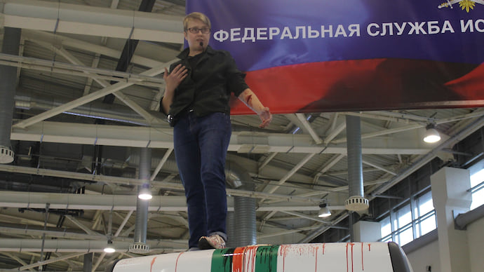 А на рубашке на ее серп и молот без звезды