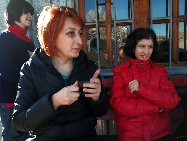 Руководитель НКО «Рука об руку» Майя Шишниашвили (слева)