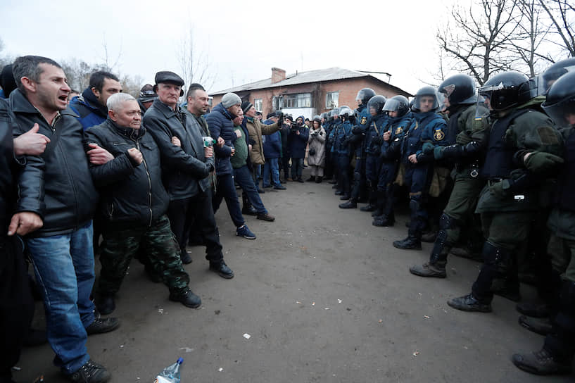 Поселок заполнили полиция, военная техника и протестующие 