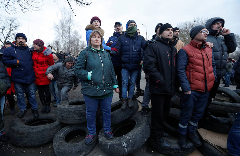 Сам поселок Новые Санжары также оказался парализован 