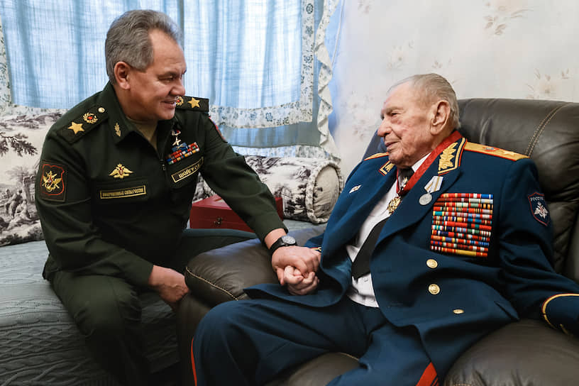 Дмитрий Язов был последним из военачальников, кому присвоили звание маршала Советского Союза. В числе почетных наград он был удостоен орденами Красной Звезды (1945), Красного Знамени (1963), двумя орденами Ленина (1971, 1981), орденами «За заслуги перед Отечеством» III и IV степеней (2020, 2009) 