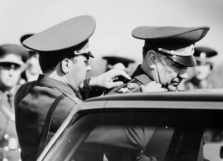 В 1961 году был назначен командующим 400-м мотострелковым полком 63-й гвардейской стрелковой дивизии, который во время Карибского кризиса в 1962-1963 годах был переброшен на Кубу для отражения возможного вторжения войск США  
